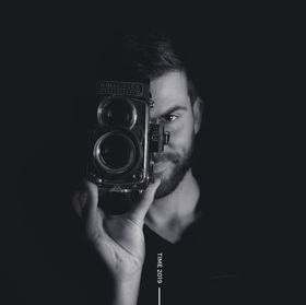 Retrato de Miguel Stuyk, director creativo y fundador de Stuyk Lab